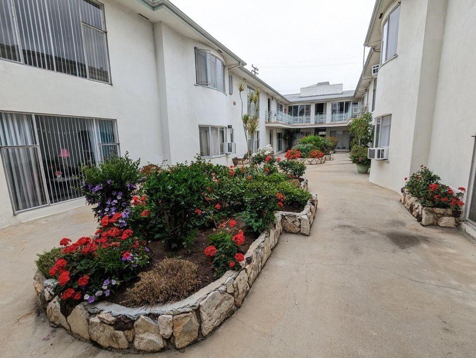 1236 N Sweetzer Ave - Photo 3 of 50