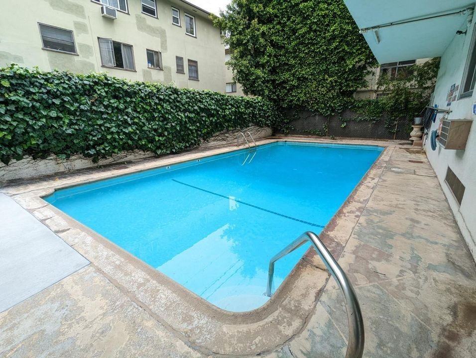 1236 N Sweetzer Ave - Photo 4 of 50