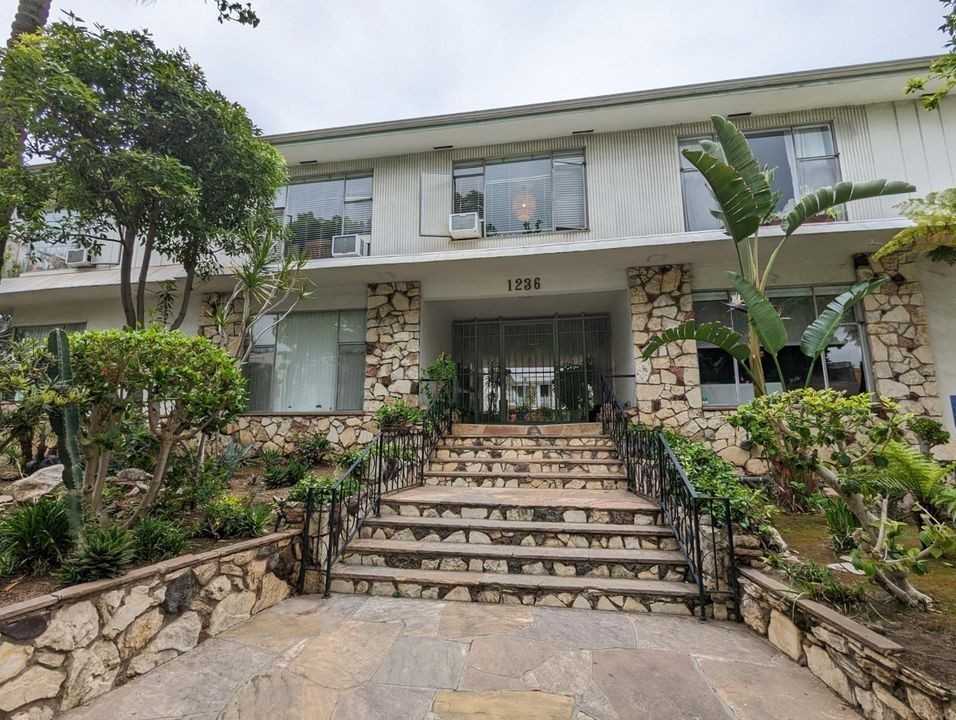 1236 N Sweetzer Ave - Photo 5 of 50