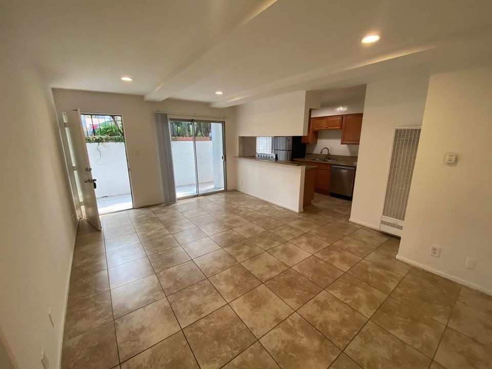 1318 Euclid St - Photo 3 of 50