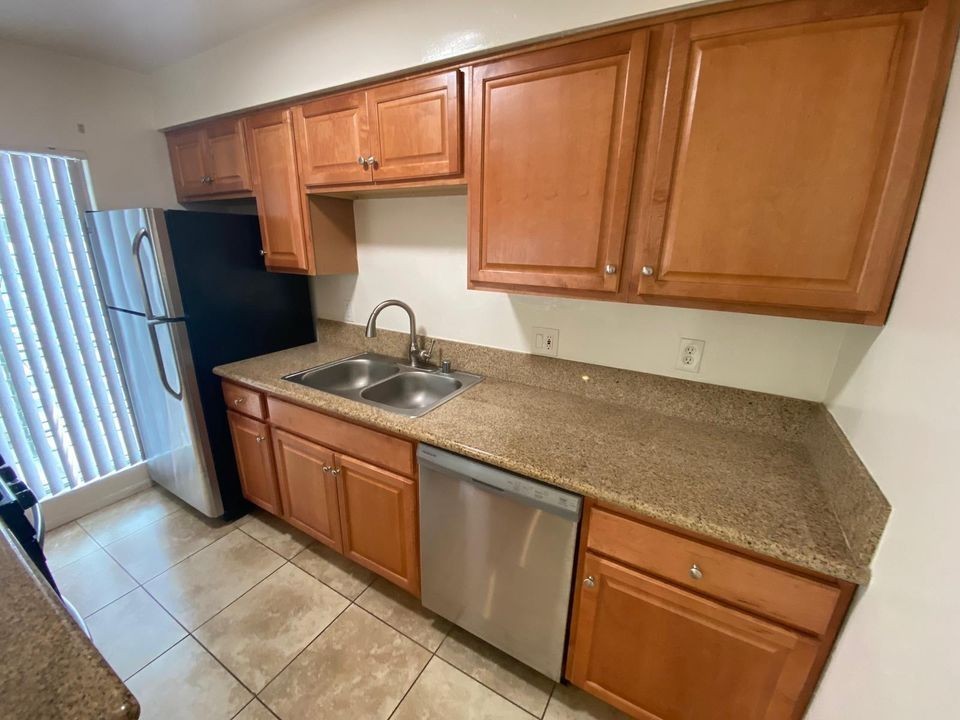 1318 Euclid St - Photo 5 of 50