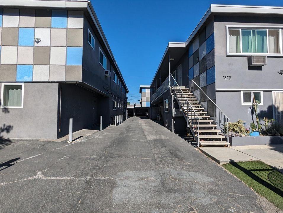 1328 Gordon St - Photo 2 of 5