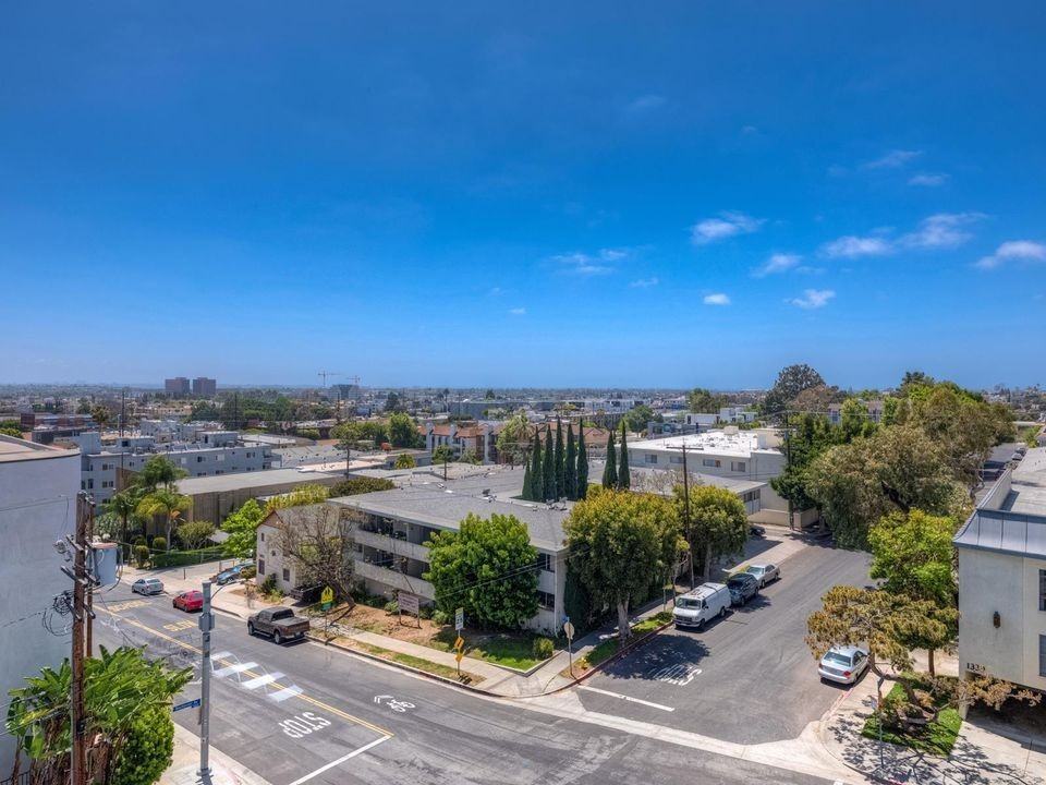 1330 Federal Ave - Photo 5 of 50