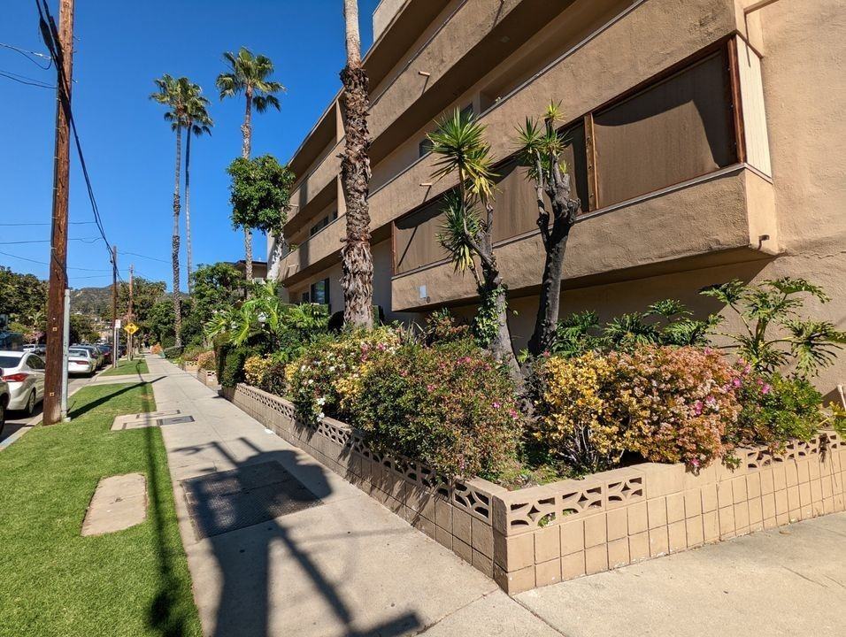 1330 N Gardner St - Photo 2 of 50