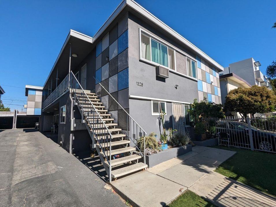 1332 Gordon St - Photo 2 of 32