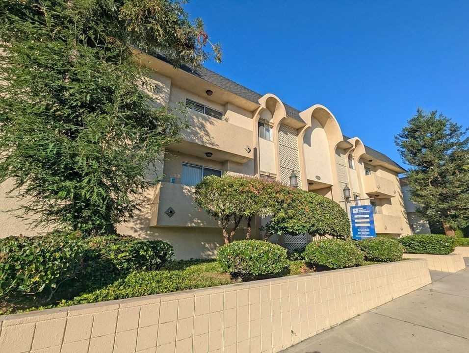 1335 S Carmelina Ave - Photo 2 of 44