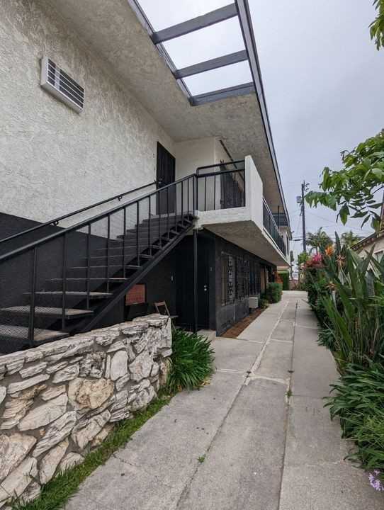 1514 S Orange Grove Ave - Photo 3 of 37