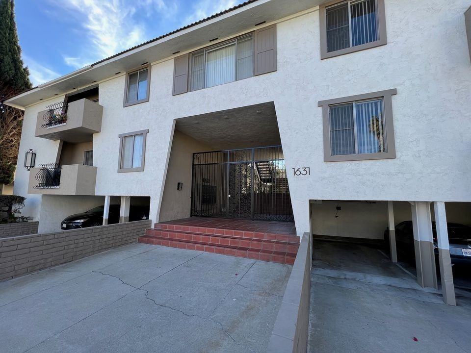 1631 Barry Ave - Photo 2 of 3