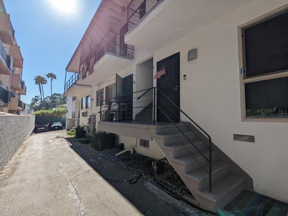 1915 Grace Ave - Photo 2 of 39