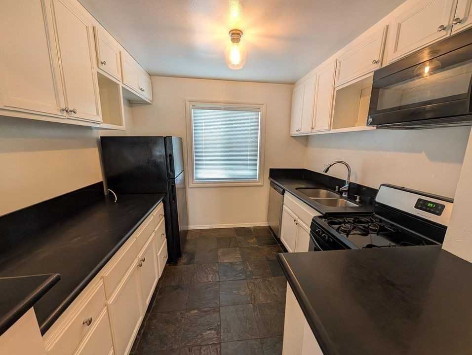 1915 Grace Ave - Photo 6 of 44