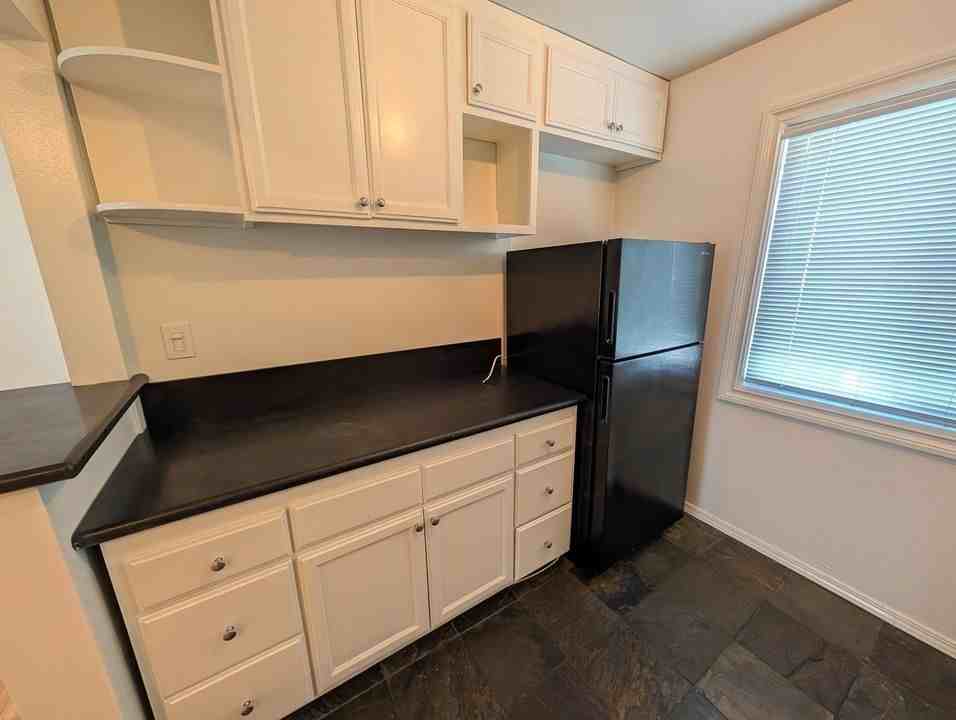 1915 Grace Ave - Photo 7 of 44