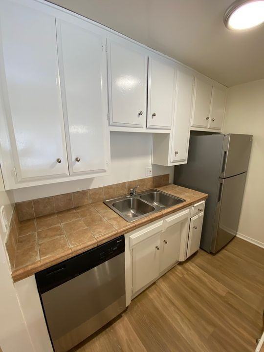225 Montana Ave - Photo 3 of 50