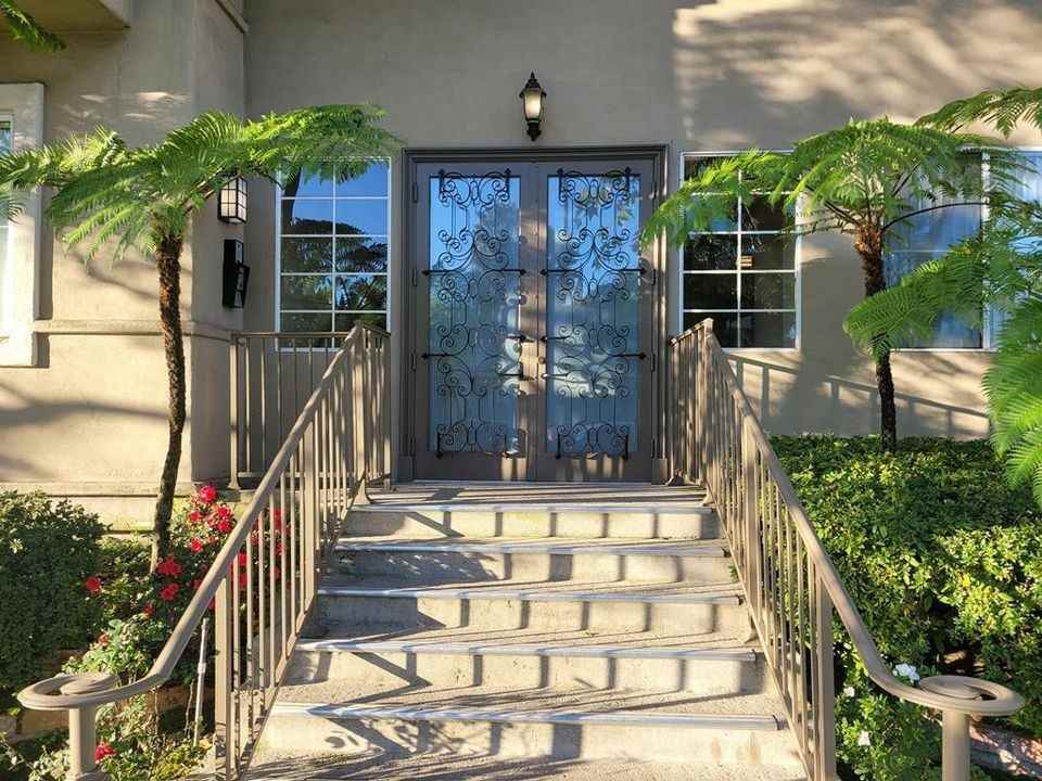 2669 S Barrington Ave - Photo 2 of 50