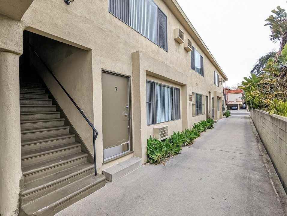 3365 Keystone Ave - Photo 4 of 50