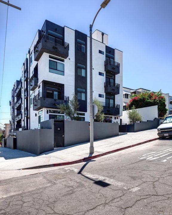 338 N Mariposa Ave - Photo 2 of 50