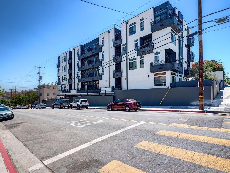 338 N Mariposa Ave - Photo 5 of 50