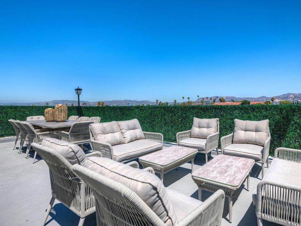 338 N Mariposa Ave - Photo 7 of 50