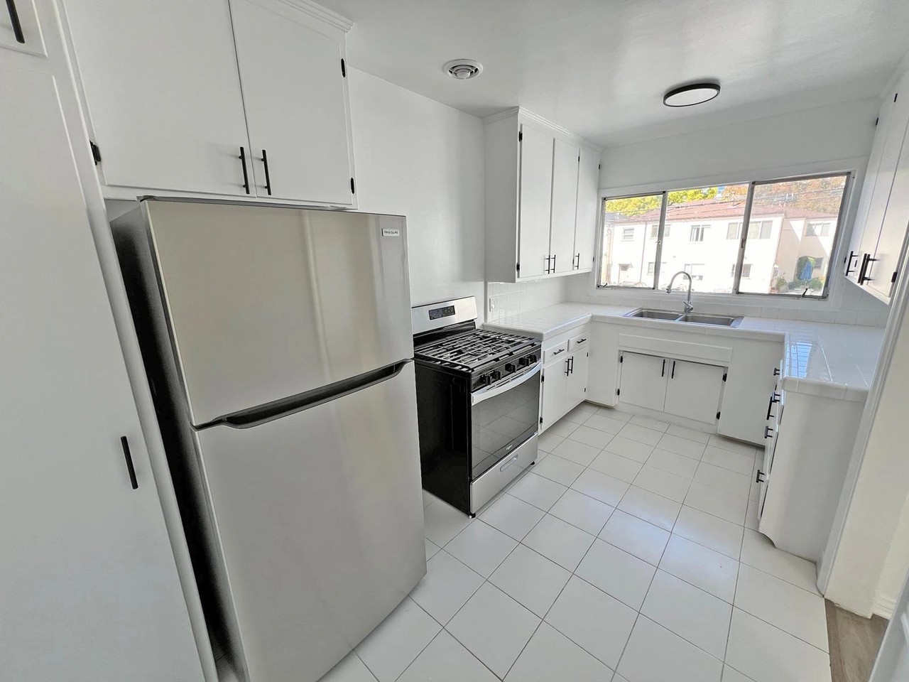 349 N Palm Dr - Photo 7 of 29
