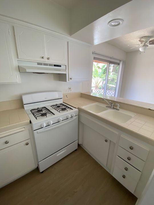 3636 Clarington Ave - Photo 5 of 34