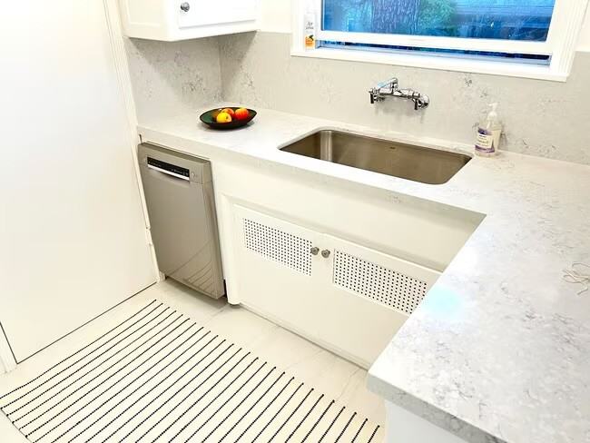 1131 Bay St #A - Photo 6 of 10