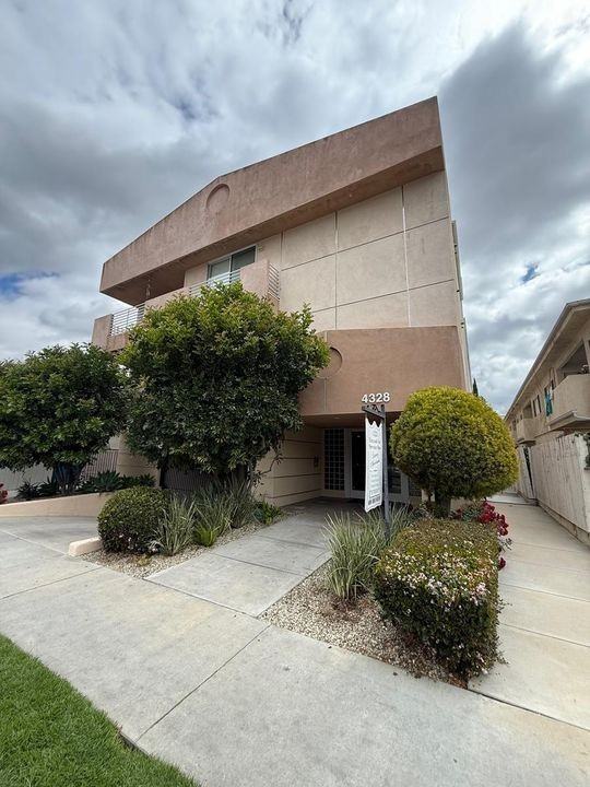 4328 Mammoth Ave - Photo 2 of 4