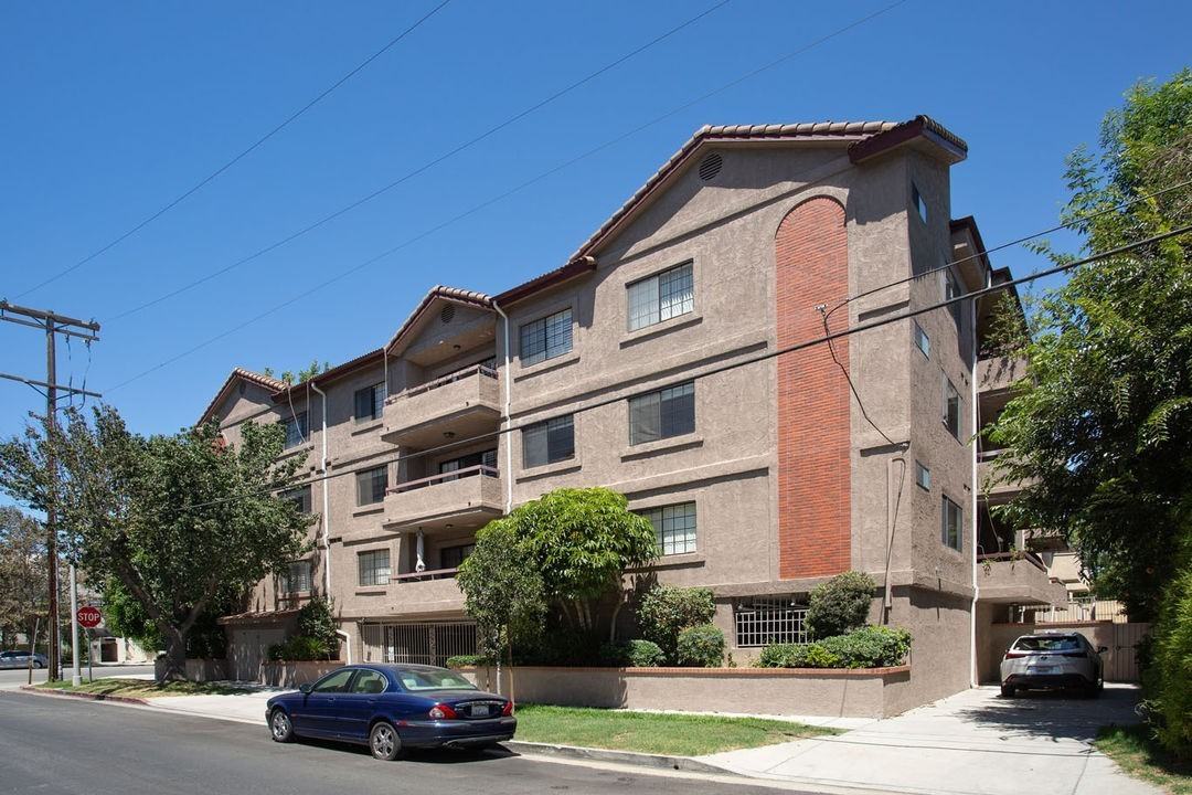 4454 Coldwater Canyon Ave - Photo 4 of 50