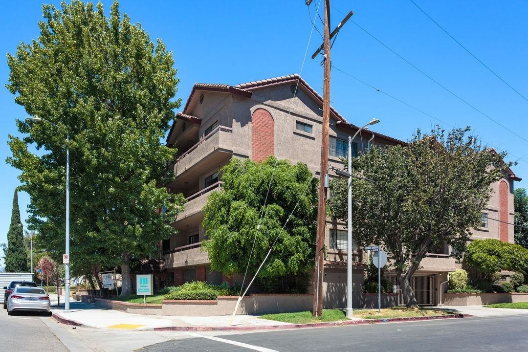 4454 Coldwater Canyon Ave - Photo 5 of 50