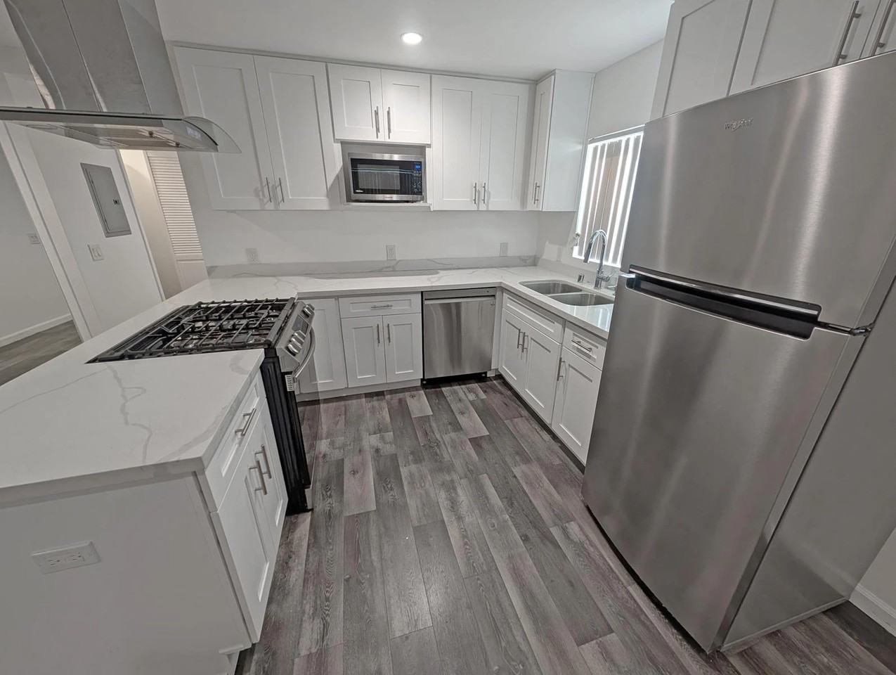 4530 Whitsett Ave - Photo 6 of 50