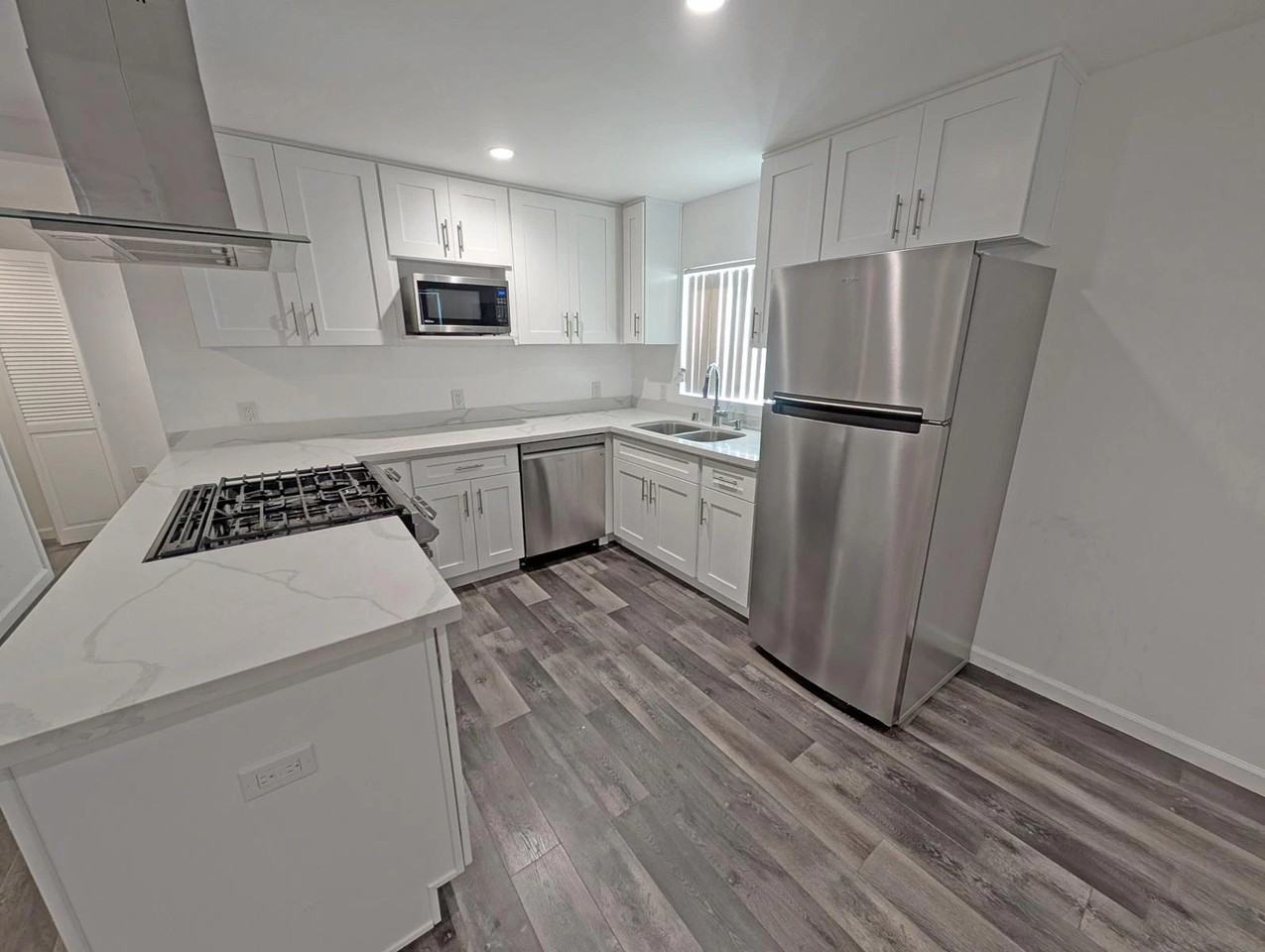 4530 Whitsett Ave - Photo 7 of 50