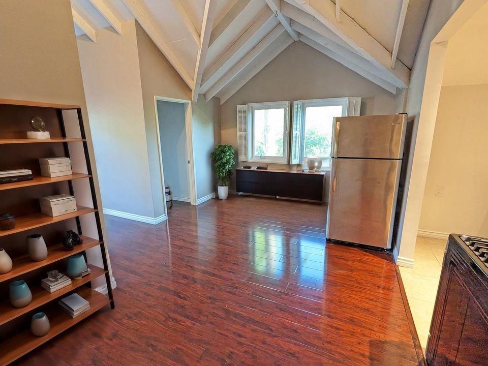 4530 Whitsett Ave - Photo 5 of 50