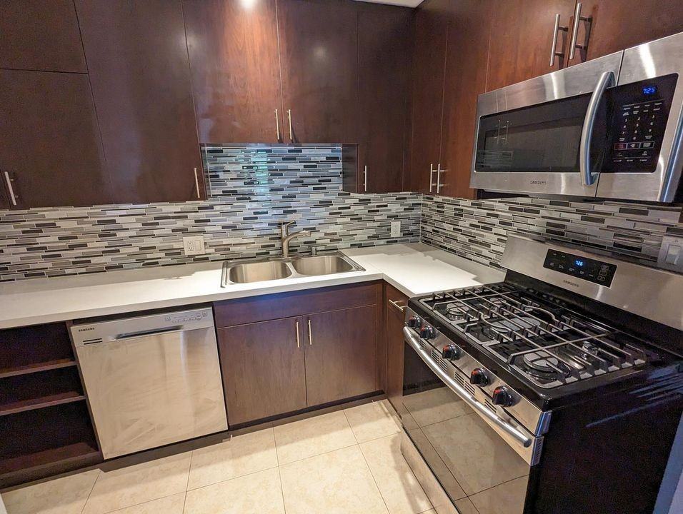 4530 Whitsett Ave - Photo 6 of 50