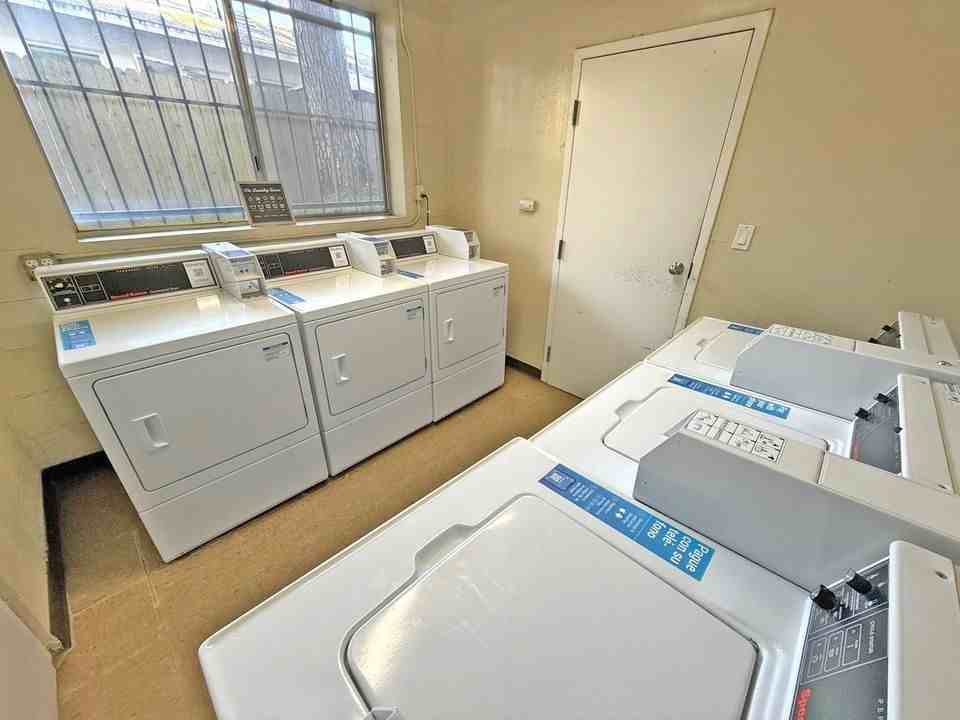 5000 Whitsett Ave - Photo 6 of 50