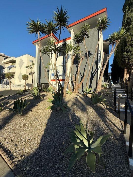 520 N Hayworth - Photo 2 of 4