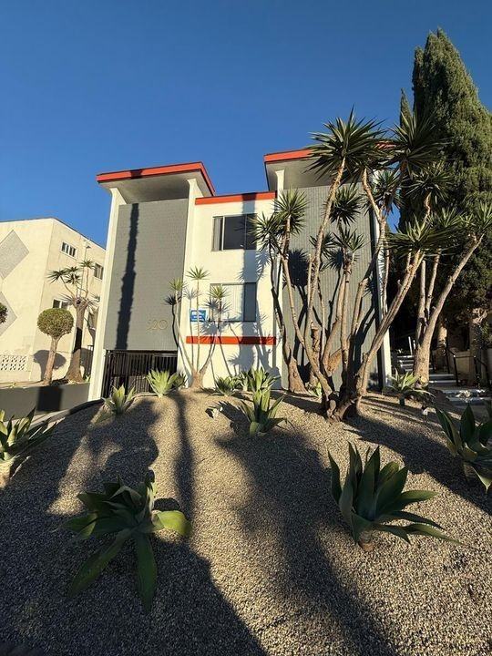 520 N Hayworth - Photo 3 of 4