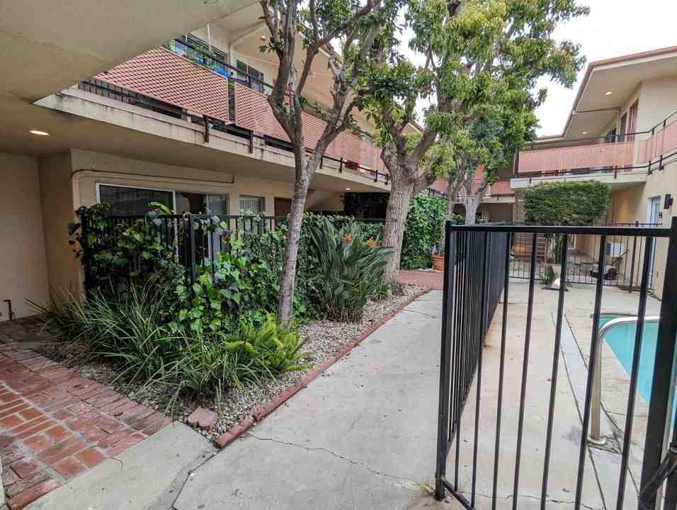 6136 Fulton Ave - Photo 3 of 50