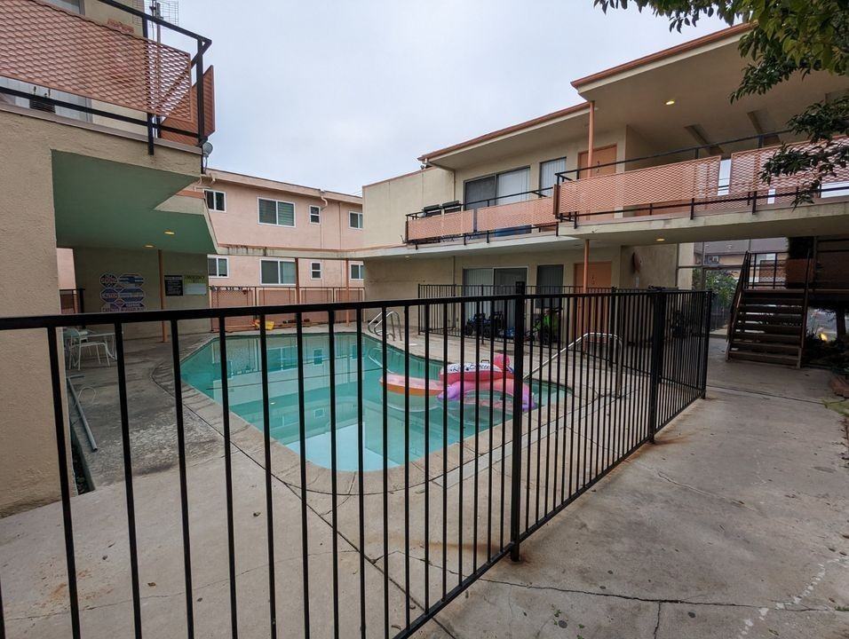 6136 Fulton Ave - Photo 5 of 50