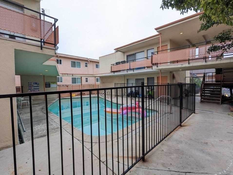 6136 Fulton Ave - Photo 6 of 50