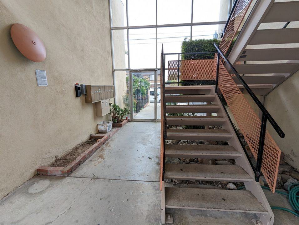 6136 Fulton Ave - Photo 7 of 50