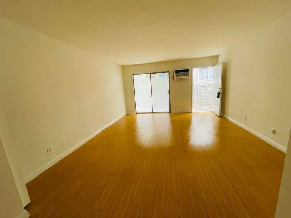 739 N Sweetzer Ave - Photo 7 of 25