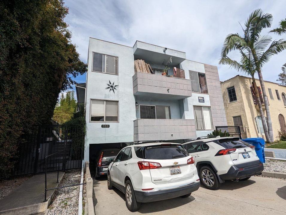 745 N Edinburgh Ave - Photo 2 of 32