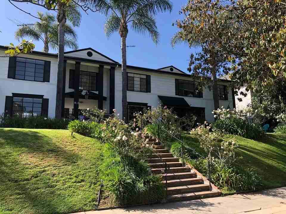 817 S Windsor Blvd - Photo 3 of 46
