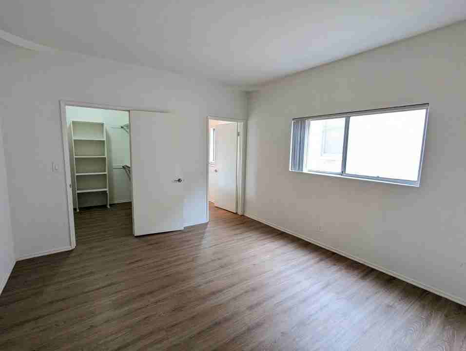 912 N Croft Ave - Photo 3 of 50