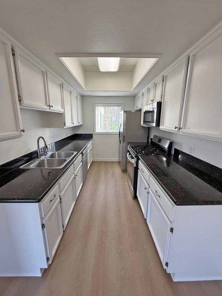 912 N Croft Ave - Photo 5 of 50