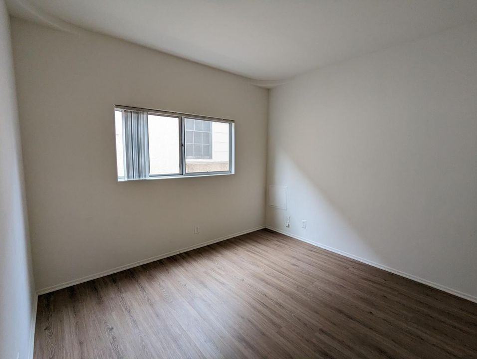 912 N Croft Ave - Photo 7 of 50
