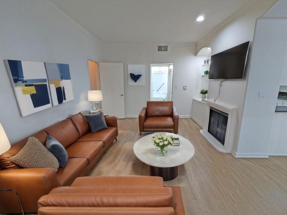 912 N Croft Ave - Photo 2 of 50