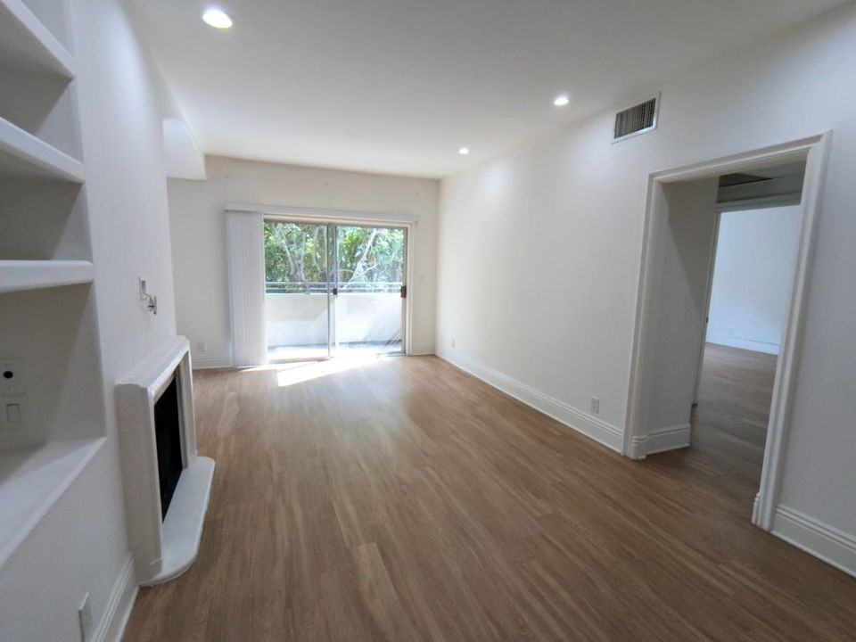 912 N Croft Ave - Photo 3 of 50