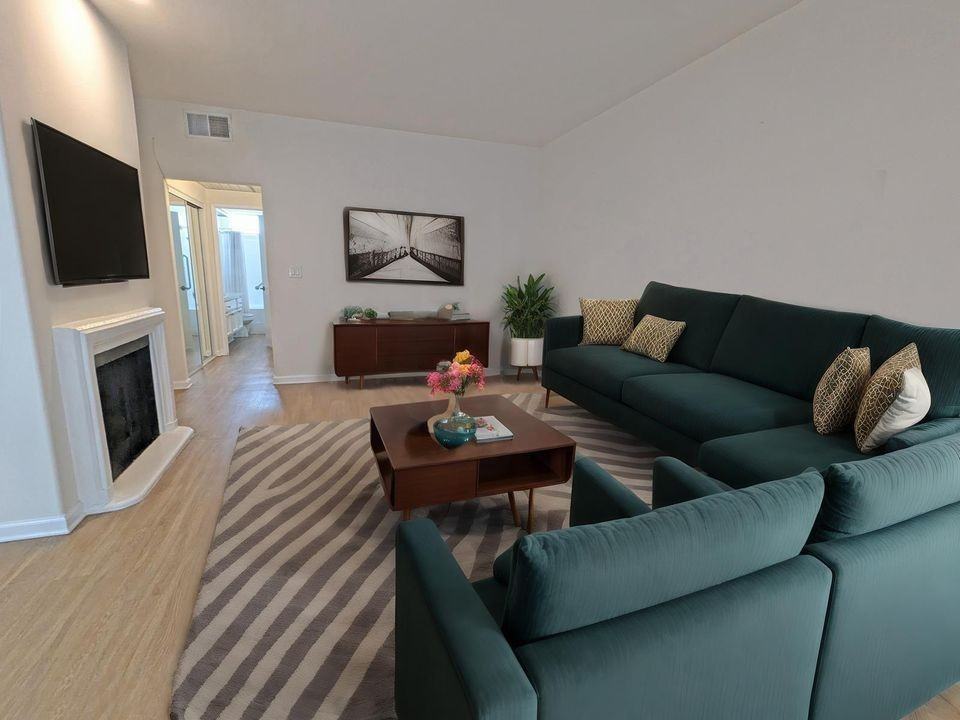 912 N Croft Ave - Photo 4 of 50