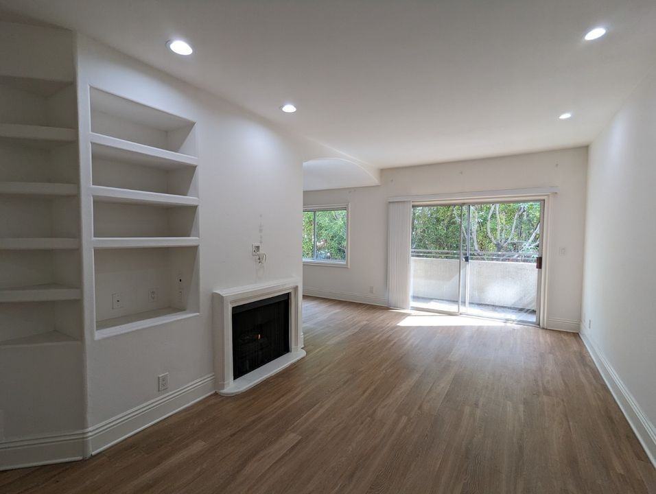 912 N Croft Ave - Photo 7 of 50