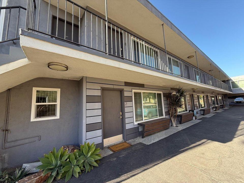 925 W 30th St - Photo 5 of 50