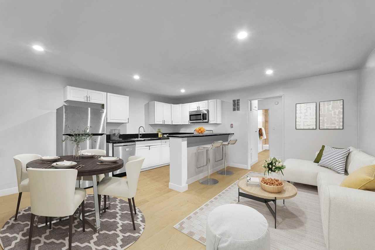 925 W 30th St - Photo 6 of 50